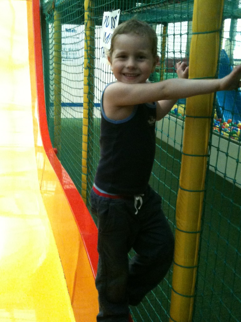 Luka im Snakes&Ladders (indoor playground)